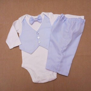 Baptême et bénédiction de Pâques pour bébé garçon Costume de baptême Gilet Nœud papillon et pantalon Body Carter's Bleu clair Nouveau-né à 24 mois BébéMignonBébé