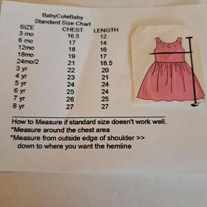 Puede incluir: Una tabla de tallas para un vestido de beb&eacute; con medidas en pulgadas para el pecho y la longitud. La tabla incluye tallas de 3 meses a 8 a&ntilde;os. La tabla tambi&eacute;n incluye instrucciones sobre c&oacute;mo medir si la talla est&aacute;ndar no funciona bien.