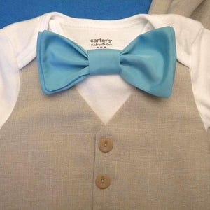 Gilet beige bébé garçon et nœud papillon turquoise ou dans n'importe quelle couleur sur un body Carter's à manches courtes ou longues n'importe quelle taille pour n'importe quelle occasion spéciale ** sans pantalon