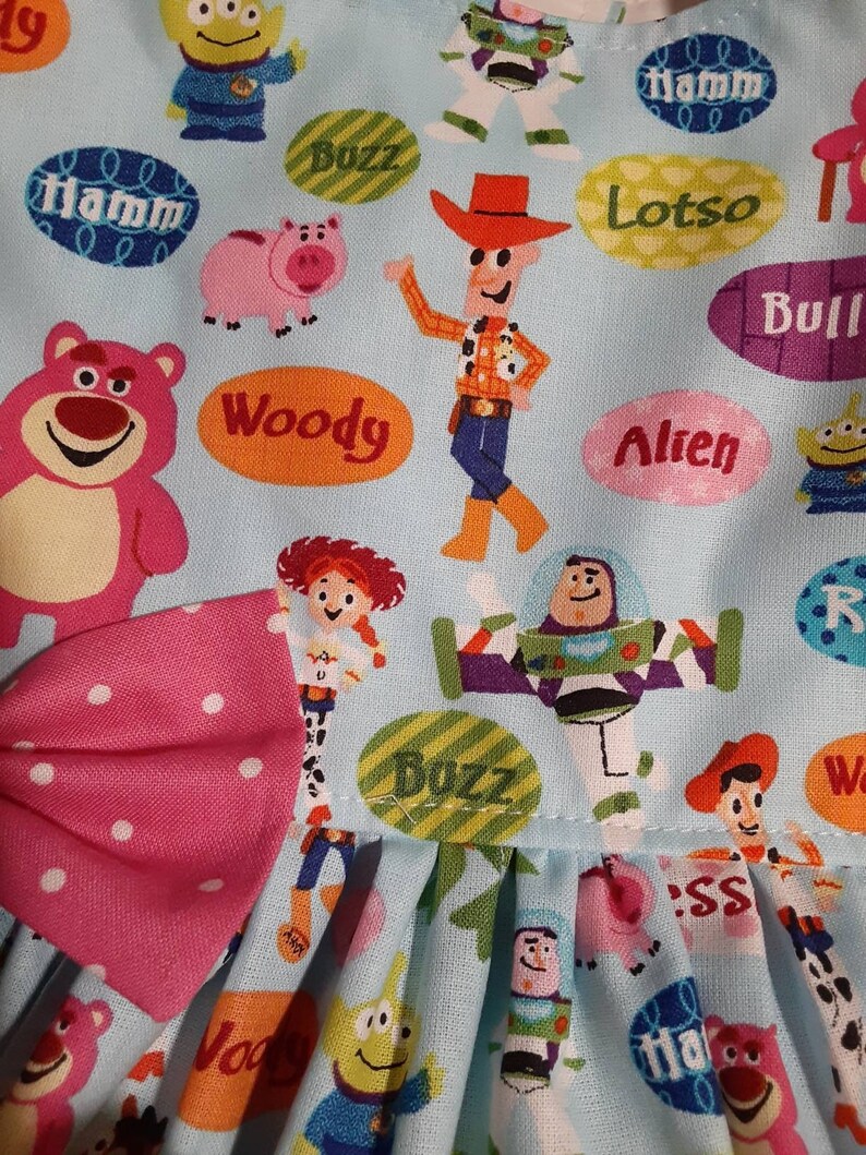 Vestido de Toy Story de Buzz y Woody. Vestido de cumpleaños de Toy Story. Vestido de fiesta de Toy Story para primer cumpleaños, de 3 meses a 6 años. Sin mangas o con mangas abullonadas. Hecho a mano. imagen 2