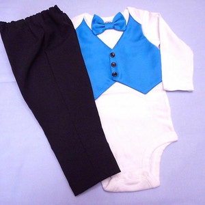 Może przedstawiać: Biały body z niebieską kamizelką i czarnym krawatem. Kamizelka ma czarne guziki. W zestawie czarne spodnie.