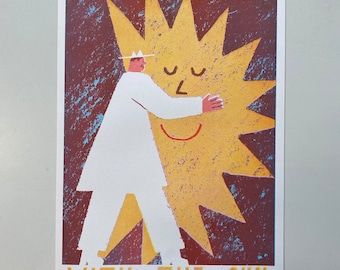 Peut inclure: Une silhouette blanche portant un chapeau embrasse un soleil jaune avec un visage souriant. Le texte "SPEND SOME TIME WITH THE SUN" est imprimé sous l'image. Le nom de l'artiste "MAX MARIEN" est imprimé en plus petit sous le texte.