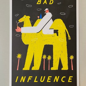 Può includere: Un'illustrazione in nero e giallo di una persona che cavalca un cammello con il testo "BAD INFLUENCE" in basso. La persona indossa una camicia bianca e pantaloni neri. Il cammello fuma una sigaretta e ha un bicchiere di vino sulla schiena.