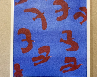 May include: A blue and red print of stylized birds against a blue background. The text "des OISEAUX" is printed in red at the bottom of the print.