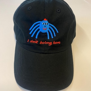 Jag hör inte hemma här spindelbroderad svart basebollkeps