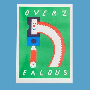 Könnte beinhalten: Ein grünes Poster mit den Worten "OVER" und "EALOUS" in weißen Buchstaben. Das Poster zeigt einen roten und weißen Bleistift mit einem lächelnden Gesicht und einen blauen und schwarzen Bleistift mit einem lächelnden Gesicht.