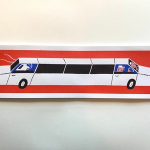 Può includere: Una limousine bianca con finestrini neri e un logo blu e bianco sul lato. Ci sono tre persone all'interno dell'auto e l'autista sta guardando fuori dal finestrino. L'auto è su uno sfondo rosso.