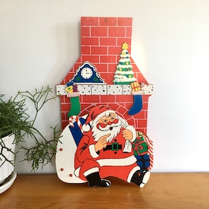 Porta-cartões de Natal retrô, Papai Noel pendurado na parede de madeira, chaminé, anos 1950, Natal kitsch