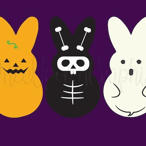 Può includere: Tre marshmallow a forma di coniglio pasquale decorati per Halloween. Il primo coniglio è arancione con un viso di zucca. Il secondo coniglio è nero con un teschio e ossa incrociate. Il terzo coniglio è bianco con un viso di fantasma.