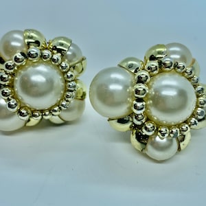 Vintage Pearl and Gold Clip On Earrings for Women, Vintage Multi Pearl Earrings, Vintage Pearl Jewelry, Vintage Jewelry, Vintage Clip Ons
