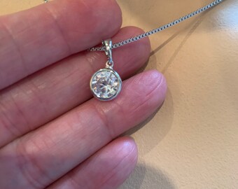 Collier de cristal flottant, Collier de diamant flottant, Collier de diamant solitaire, , Cadeau pour elle, Bijoux pendentif en diamant pour femmes jolies