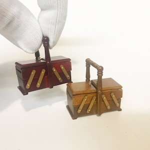 Nähkästchen für Puppenhaus Miniatur 1:12 aus Holz handgefertigt