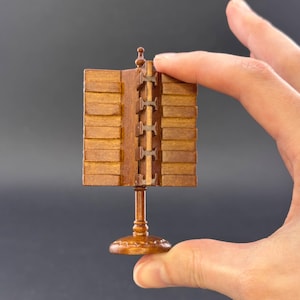 Espositore per cartoline da bancone in noce di qualità per miniature di case delle bambole in scala 1:12, legno lavorato a mano WN