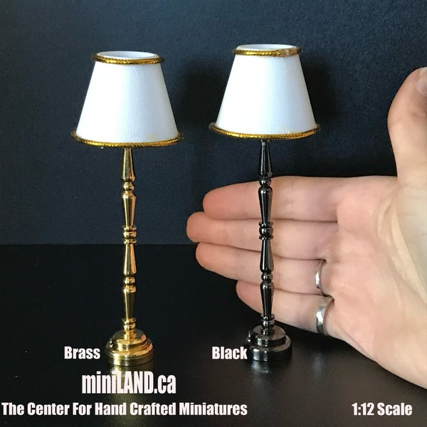 Lampadaire LED classique laiton/noir Lampe sur pied super lumineuse avec abat-jour blanc/or avec interrupteur marche/arrêt pour miniatures de maison de poupée à l'échelle 1:12