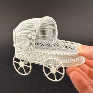 Viktorianischer Miniatur Blumenwagen - Maßstab 1:12 Weiß Draht, eleganter Blumenständer für Puppenhaus Garten, Blumenladen oder dekorative Anzeige