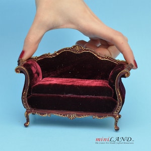 Viktorian Sofa für Puppenhaus Miniatur 1:12 Wohnzimmer aus Mahagoni mit Gold Y4500 MHG