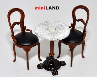 Bistrobord och 2 stolar i miniatyr till dockhus i skala 1:12 i valnöt, kvalitetskafé och restaurang