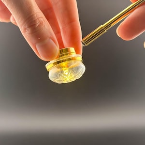Miniatur Messing Deckenlampe Touchless Bedienung mit Zauberstab Klarschirm LED Maßstab 1:12 für Puppenstube No-Touch No-Schalter