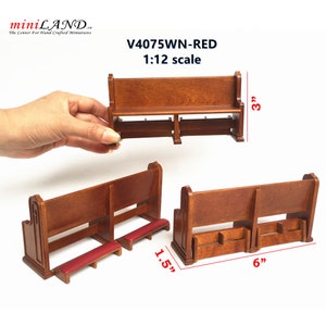 Può includere: Una miniatura di panca di chiesa in legno, in scala 1:12, con un cuscino rosso. La panca misura 15,2 cm di lunghezza, 7,6 cm di altezza e 3,8 cm di larghezza. V4075WN-RED.