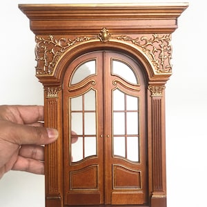 Elegante porta francese in legno realizzata a mano in stile vittoriano, realizzata a mano, di eccellente qualità, per miniature di case delle bambole in scala 1:12, in noce con impressione dorata.