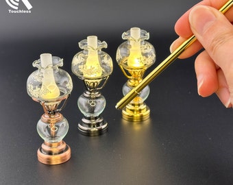 Lampada a olio in miniatura senza contatto, funzionamento senza contatto con bacchetta, scala 1:12, lampada da tavolo/sospesa, paralume in vetro, per casa delle bambole, senza contatto e senza interruttore