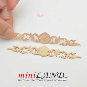 以下が含まれることがあります： 複雑な花の模様が施された木製の装飾用トリム2個。トリムは未完成で、塗装または染色する準備ができています。V019.