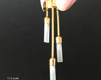 Puede incluir: Candelabro miniatura dorado con tres bombillas de vidrio esmerilado. Escala 1:12, luz LED a pilas. miniLAND.ca