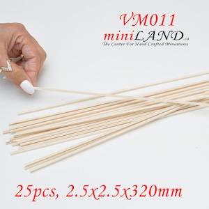 Puede incluir: Un paquete de 25 palitos de madera natural, cada uno mide 2,5 x 2,5 x 320 mm. Los palitos están dispuestos en una pila, con algunos palitos que sobresalen de la pila. Los palitos son de color beige claro.
