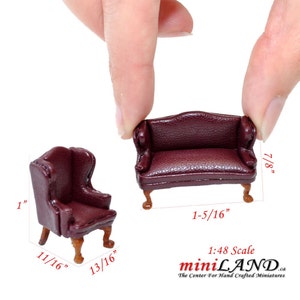 Puede incluir: Juego de sofá y sillón en miniatura de color burdeos. El sofá mide 3,3 cm de largo y 2,2 cm de alto. El sillón mide 2,5 cm de alto y 2,1 cm de ancho. Ambas piezas tienen patas de madera. El juego es a escala 1:48.