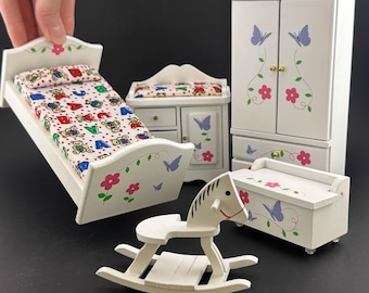 Juego de habitación infantil miniatura blanca de 5 piezas: cama, cómoda y caballito mecedora, de metal fundido para casa de muñecas a escala 1:12