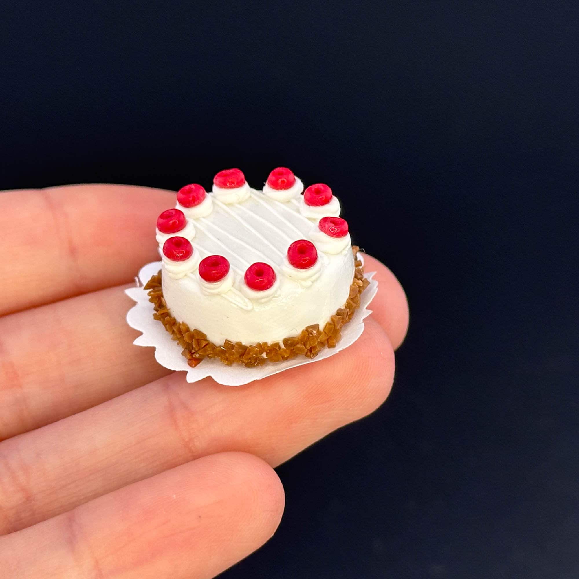 Torta alla crema bianca fatta a mano in scala 1:12 per miniature in argilla polimerica per case delle bambole - Italia Torta alla crema bianca fatta a mano in scala 1:12 per miniature in argilla polimerica per case delle bambole - Italia