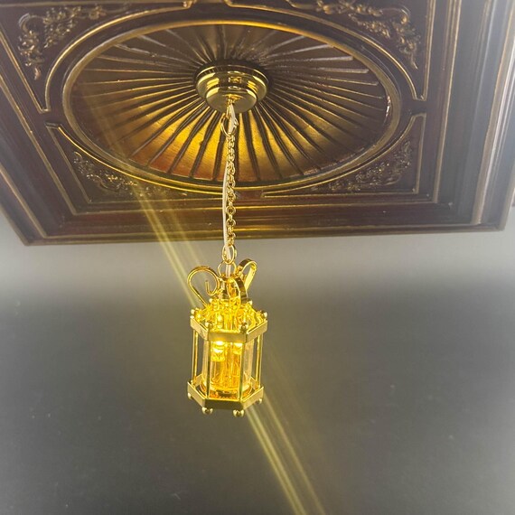 Lampadario In Miniatura Per Casa Delle Bambole Scala 1:12 - LED A 3 Luci, Alimentato A Batteria, In Vetro E Metallo