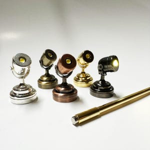 Miniatur Scheinwerfer Bühne Touchless Bedienung mit Zauberstab 1:12 Lampe LED für Puppenhaus No-Touch No-Schalter Scheinwerferlicht