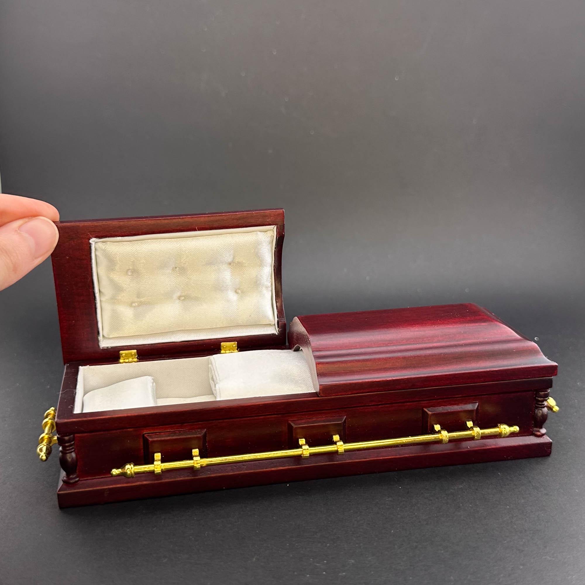 Ibasenice Mini Ataúd Para Casa De Muñecas – Decoración Retro De Madera A Escala, Accesorio Realista Para Muebles En Miniatura, Ideal Para Coleccionistas Y DIY (17.5x7.8x3.7 Cm)