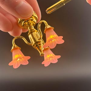 Lámpara miniatura de latón, funcionamiento sin contacto con varilla, tulipanes rosas, candelabro de 3 brazos con luz LED, escala 1:12 para casa de muñecas. Sin contacto, sin interruptor.