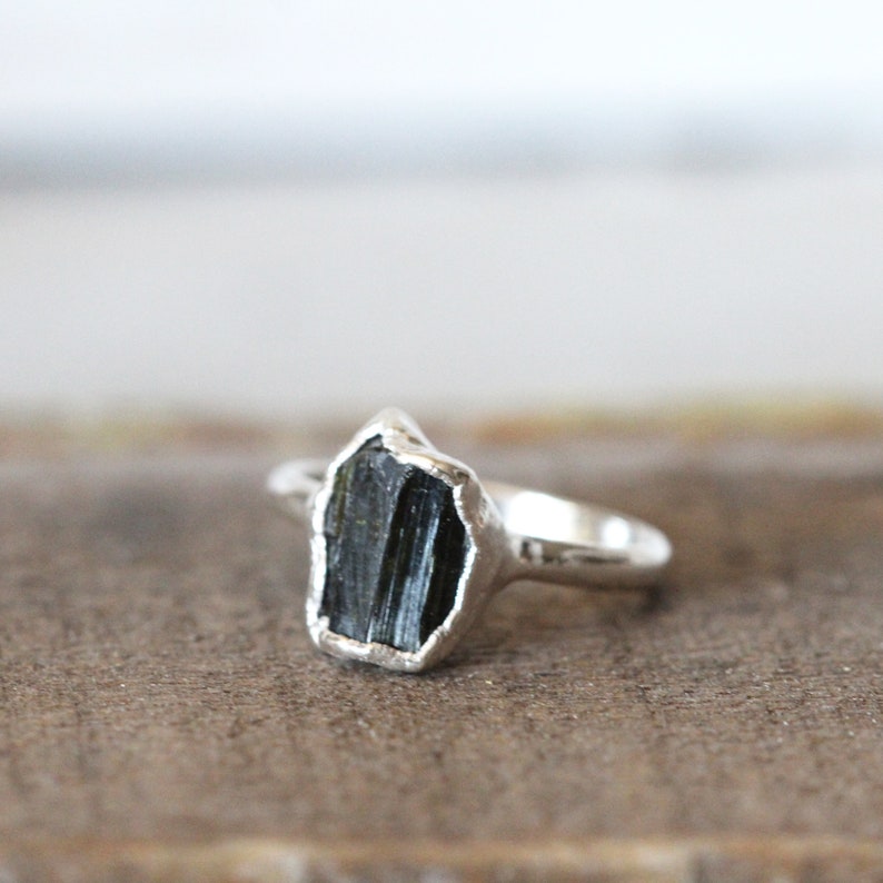 Anillo de turmalina verde en bruto - Talla 7 1/2 - Apilable en plata pura imagen 1