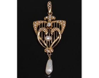 Puede incluir: Colgante de oro con diseño en forma de corazón, adornado con pequeñas perlas y un diamante central. Una perla más grande en forma de pera cuelga de la parte inferior. El colgante tiene una parte superior decorativa con perlas y un lazo para una cadena.