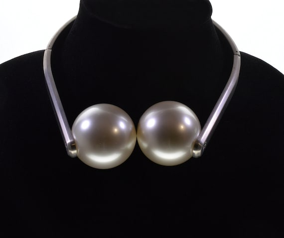 ネックレス・ペンダント KARL LAGERFELD K/CONSTELLATION PEARL NECKLACE Signed Karl Lagerfeld Gold Tone Pearl 38 inch Necklace