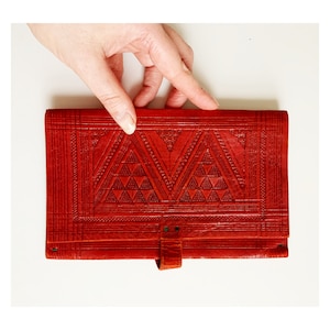 pochette vintage - sac en cuir rouge - sac en cuir repoussé - portefeuille en cuir - sac en cuir gaufré - sac à main
