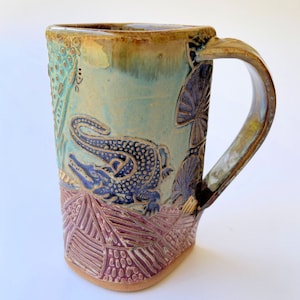Taza de cerámica con diseño de cocodrilo: taza de café de gres hecha a mano, regalo para amantes de la naturaleza.