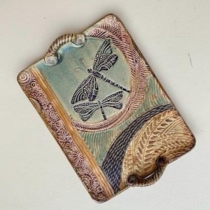 Plato de libélula de cerámica hecha a mano