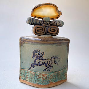 Handgemaakt servies van paardenaardewerk met deksel van gepolijst agaat - unieke keramiekkunst voor huisdecoratie