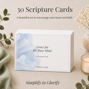 Puede incluir: Un paquete de 30 tarjetas de escrituras rectangulares con un diseño floral azul claro en el lado izquierdo. El texto en el frente dice: Grace for the Busy Mind, 30 Scripture Cards y Simplify to Glorify. Las tarjetas son blancas con bordes azules.