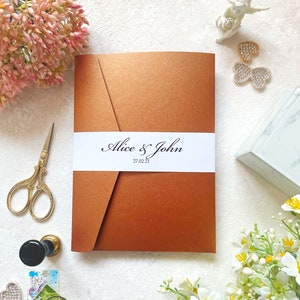 Elegantes Taschenfalt-Hochzeitseinladungsset mit RSVP-Postkarte und Gästeinformationskarte | Gebranntes Orange. Personalisiert mit Ihren Daten