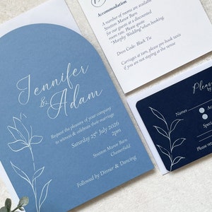 Suite élégante de faire-part de mariage de forme arquée - Bleu et blanc avec enveloppes blanches, RSVP et informations pour les invités - Personnalisation avec vos coordonnées