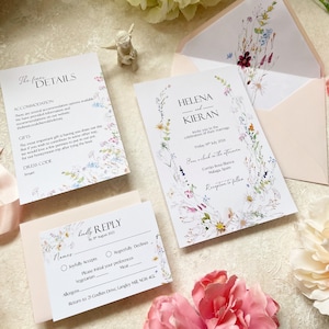 Hochzeitseinladungssuite mit Frühlingsprärie-Blumenmuster – personalisiert, gedruckt, geliefert – Umschläge mit Wildblumen und Blush
