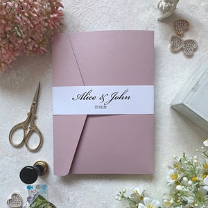Mauve/Altrosa Pocket Fold Hochzeitseinladung. RSVP Karte & Gästeinformation oder Menü inklusive. Nicht personalisiertes Muster