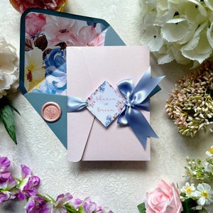 Blush & Dusty Blaue Hochzeitseinladung. Pocket inclusive Antwortkarte/Guest Information. Hübsch und elegant. Nicht personalisiertes Muster.