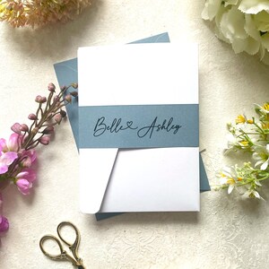 Taschen-Hochzeitseinladungs-Set in Weiß & Blau im modernen Stil mit schöner Typografie - Personalisierte Antwortkarten und Gast-Info-Beilagen