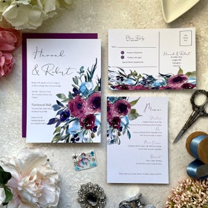 Suite d'invitations de mariage florale. Fleurs aquarelles violettes et bleues. Carte RSVP et informations sur les invités incluses. Échantillon non personnalisé